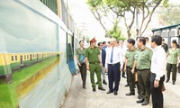 Lãnh đạo TPHCM cùng cán bộ, chiến sĩ đón chào công trình bích họa mới ở trung tâm thành phố