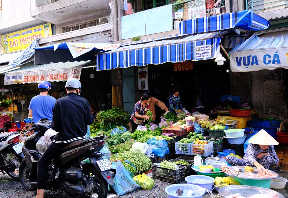 Các mặt hàng rau, củ tăng nhẹ so với ngày thường. Ảnh: Mỹ Ly