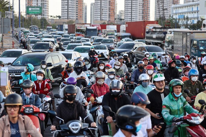 Nút giao An Phú, TP Thủ Đức, TP HCM chiều 26/4 đông đúc phương tiện di chuyển gây ùn tắc cục bộ. Ảnh: Quỳnh Trần