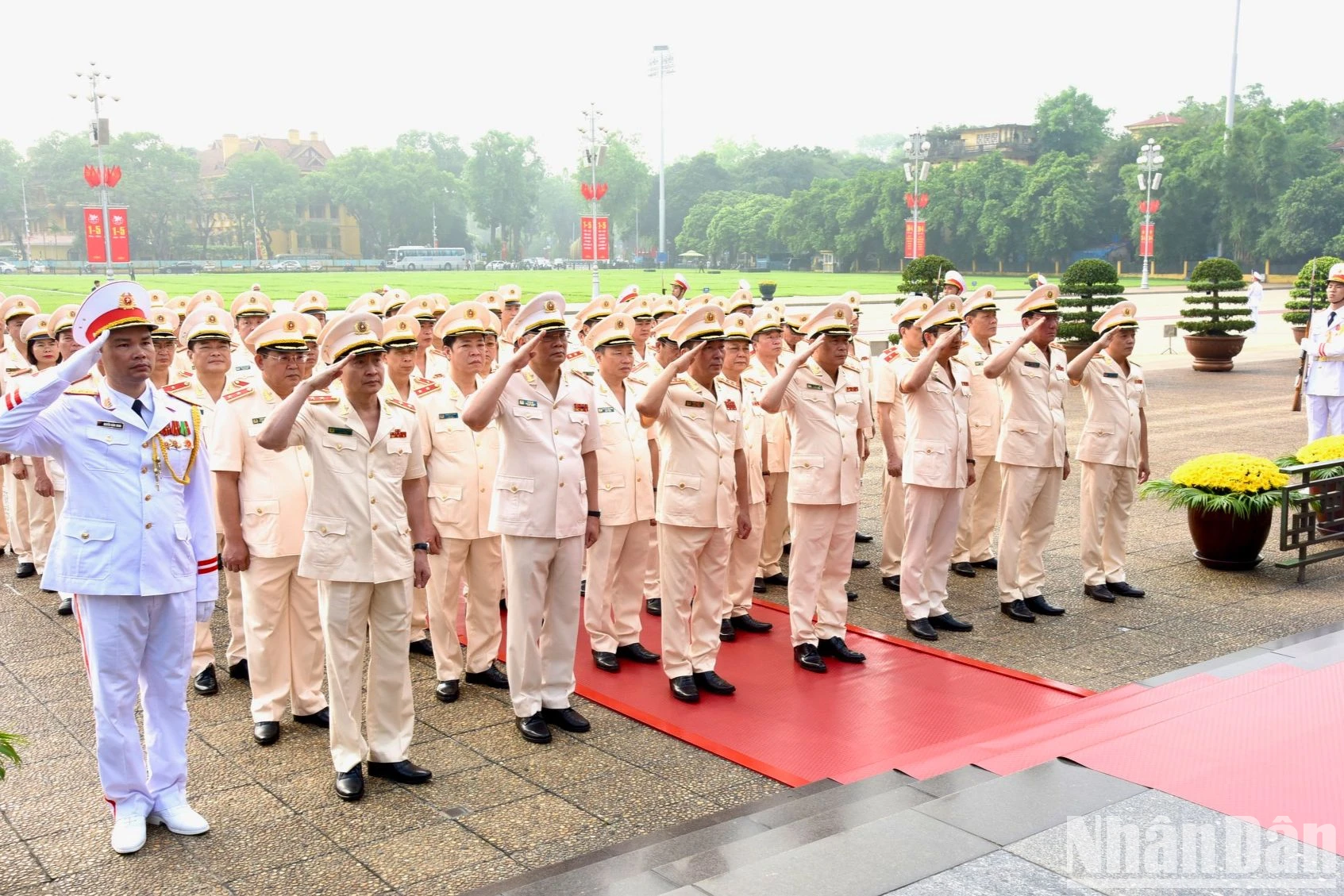 [Ảnh] Lãnh đạo Đảng, Nhà nước vào Lăng viếng Chủ tịch Hồ Chí Minh ảnh 3