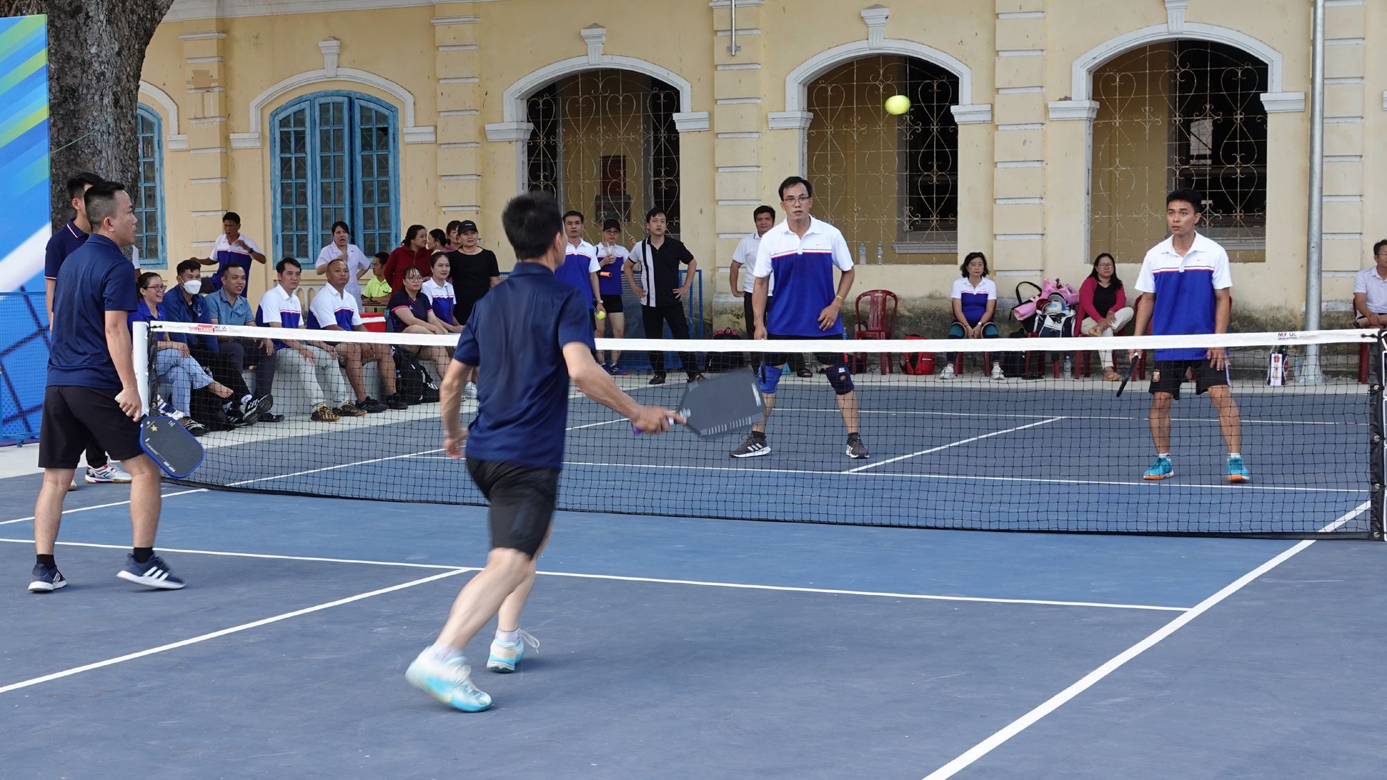 Một trận đấu đôi nam tại giải Pickleball Trường ĐH Quy Nhơn mở rộng năm 2024