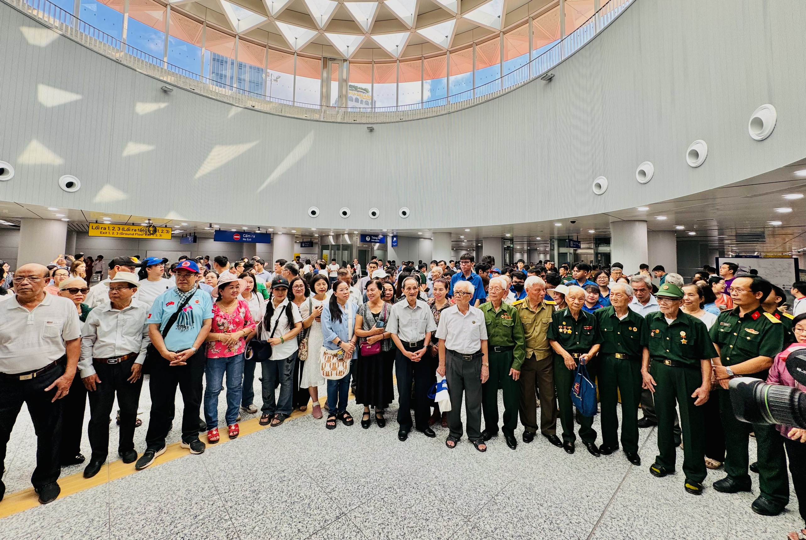 TP. Hồ Chí Minh:  Đoàn tàu Metro số 1 lần đầu chạy tự động, đón những vị khách đặc biệt -0