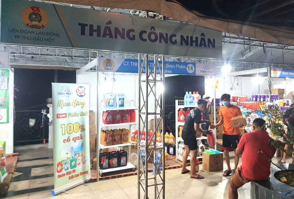 Th&aacute;ng C&ocirc;ng nh&acirc;n với những&nbsp; "gian h&agrave;ng giảm gi&aacute;", "gian h&agrave;ng kh&ocirc;ng đồng" l&agrave; nơi san sẻ niềm vui cho c&ocirc;ng nh&acirc;n lao động tại B&igrave;nh Dương.