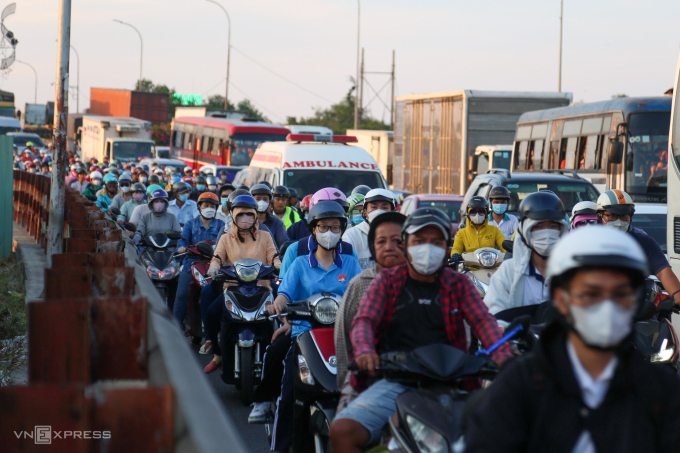 Nhiều người dân, công nhân tranh thủ về quê khiến tuyến đường quốc lộ 1, qua huyện Bình Chánh, TP HCM về miền Tây ùn tắc. Ảnh: Đình Văn