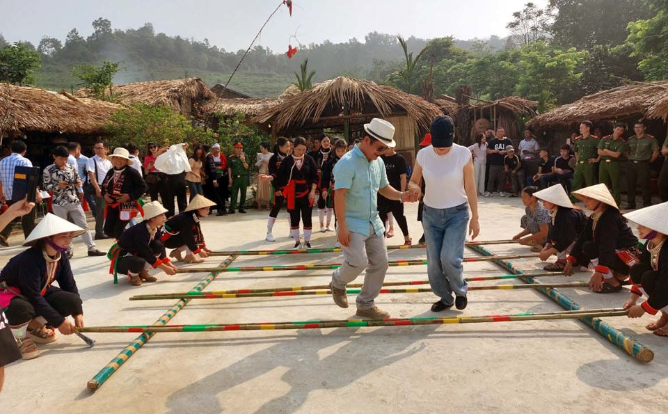 Du kh&aacute;ch tham gia hoạt động văn h&oacute;a d&acirc;n tộc tại điểm đến du lịch cộng đồng bản Miền (Ba V&igrave;). Ảnh: Ho&agrave;i Nam