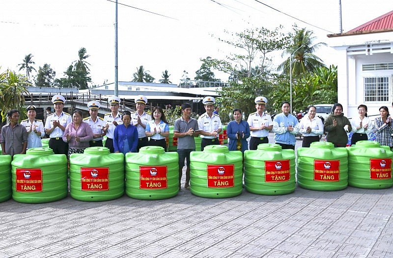 Vùng 5 Hải Quân, Tổng công ty Tân cảng Sài Gòn cùng cơ quan chức năng Cà Mau vừa trao những phần quà trị giá gần 400 triệu đồng đến người dân. (Ảnh: Văn Định).