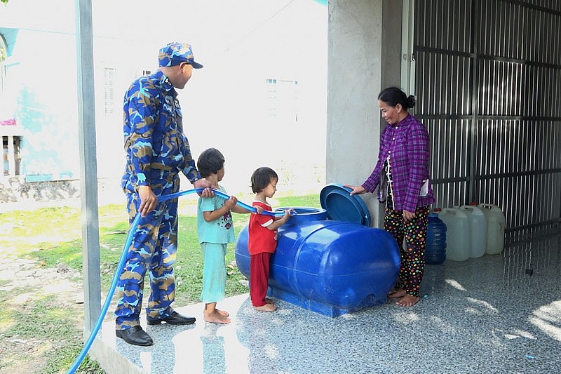 Nước ngọt được chính quyền địa phương phối hợp với cán bộ, chiến sĩ Vùng 5 Hải quân vận chuyển đến tận nhà cấp cho người dân