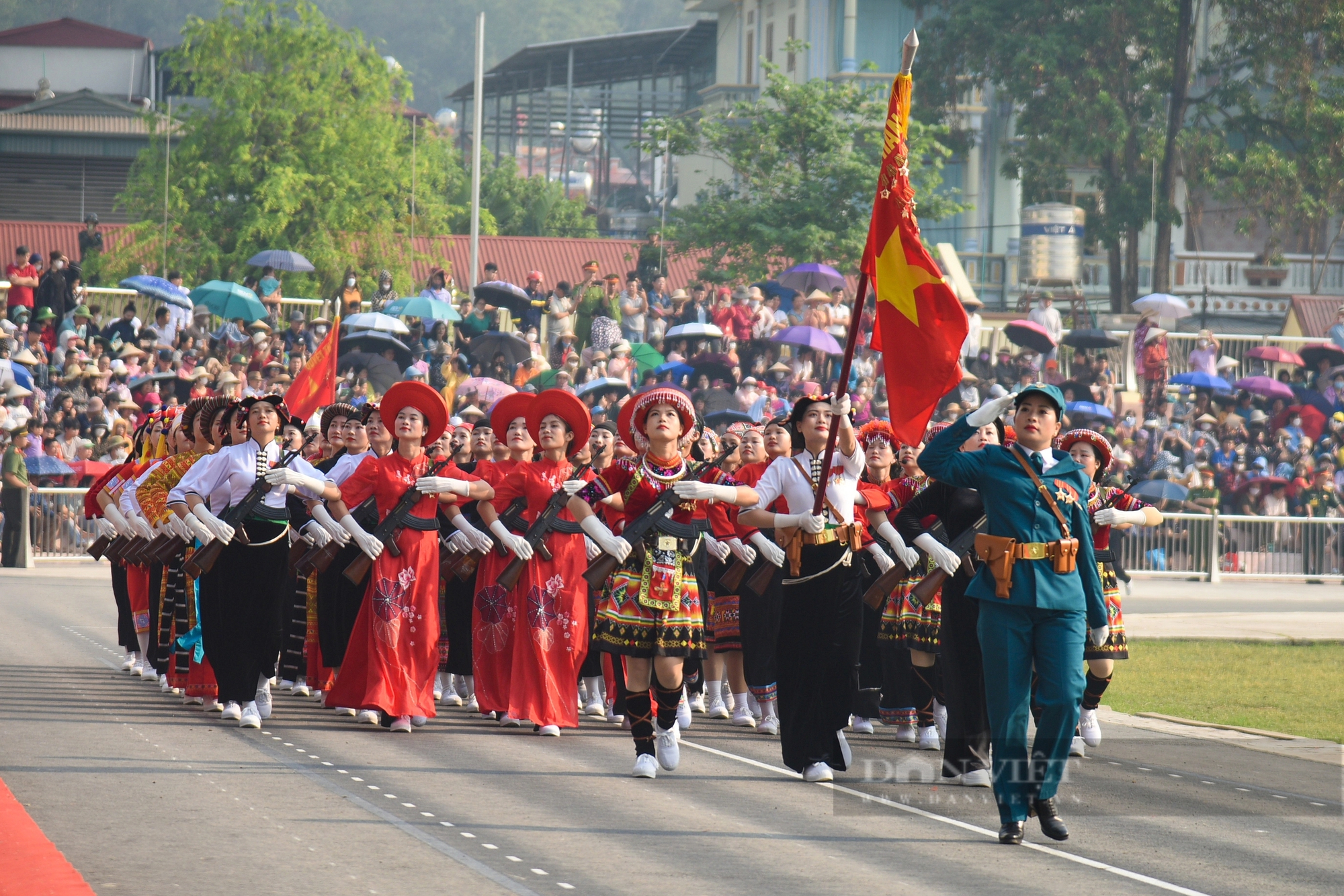 Trực thăng bay “rợp trời” Điện Biên trong buổi hợp luyện đầu tiên trên mảnh đất “lừng lẫy 5 châu, chấn động địa cầu”- Ảnh 6.