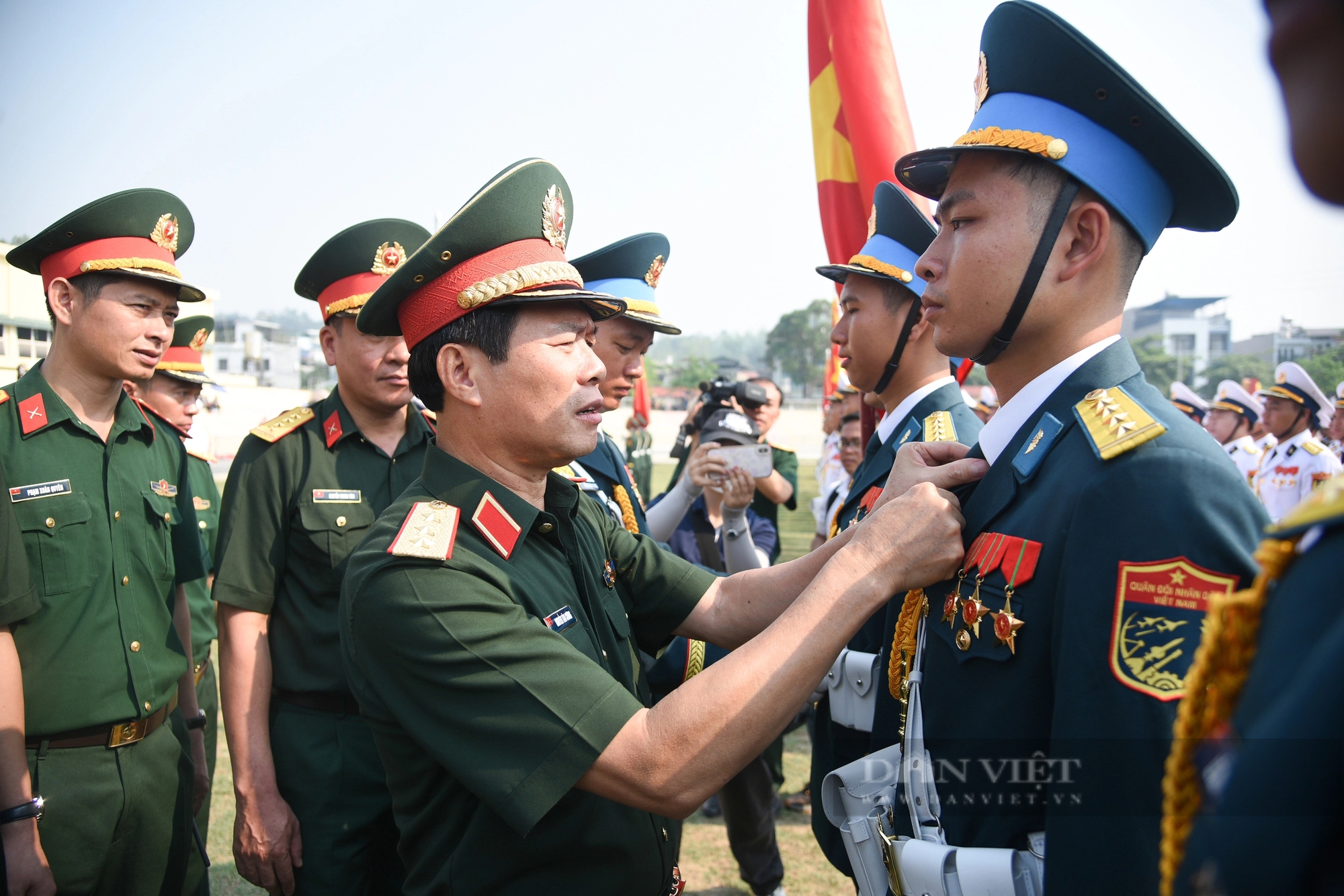 Trực thăng bay “rợp trời” Điện Biên trong buổi hợp luyện đầu tiên trên mảnh đất “lừng lẫy 5 châu, chấn động địa cầu”- Ảnh 9.