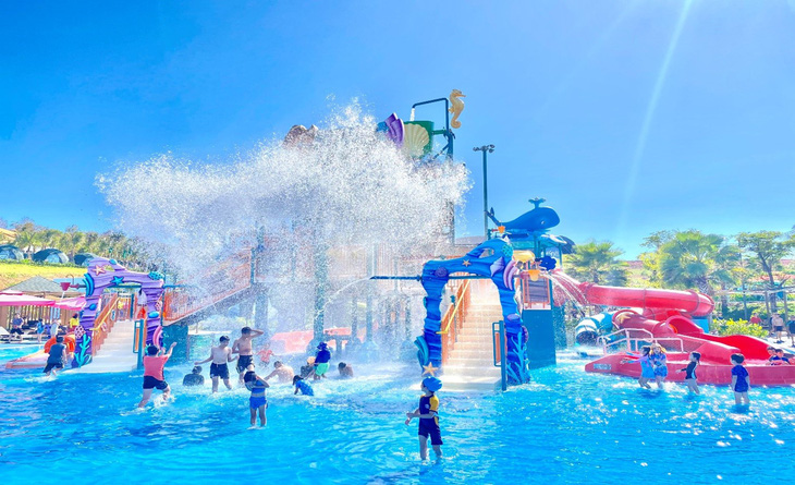 Du khách phá đảo công viên nước Wonderland Water Park. Làn nước mát lành cùng loạt trò chơi hấp hẫn từ nhẹ nhàng đến gay cấn hồi hộp theo chủ đề thám hiểm đại dương nước mê hoặc các du khách từ em bé đến người lớn.   