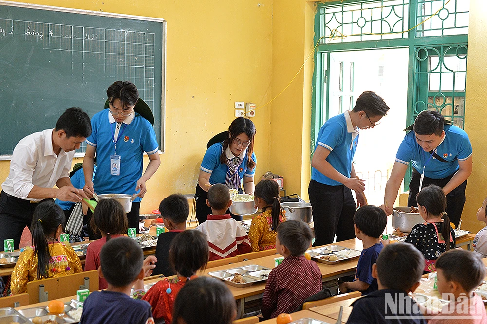 Cùng sinh viên vào bếp "Nấu ăn cho em" ở ngôi trường vùng cao ảnh 8