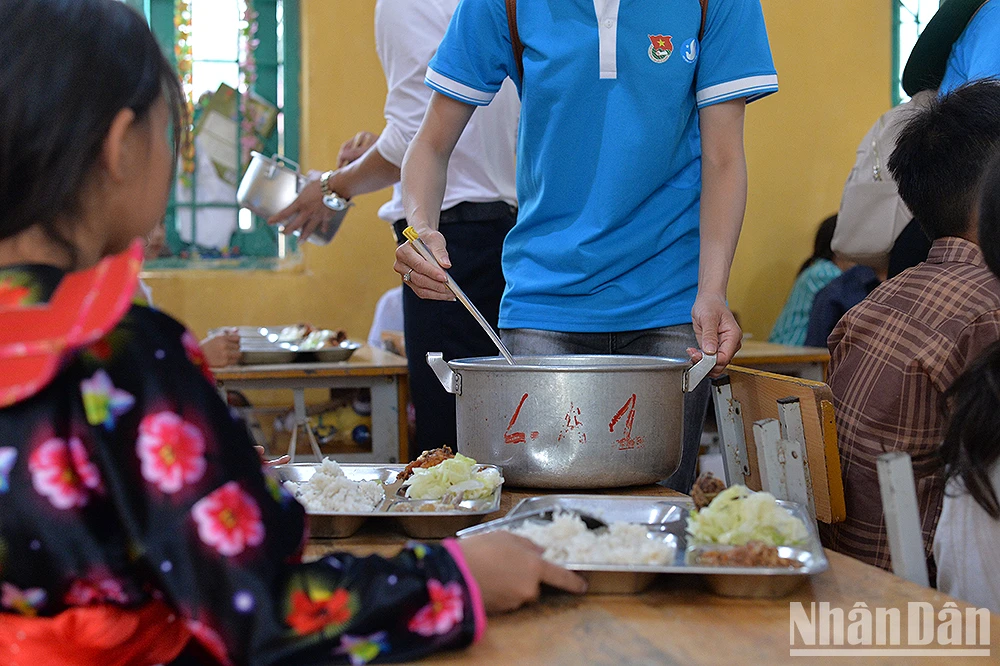 Cùng sinh viên vào bếp "Nấu ăn cho em" ở ngôi trường vùng cao ảnh 9