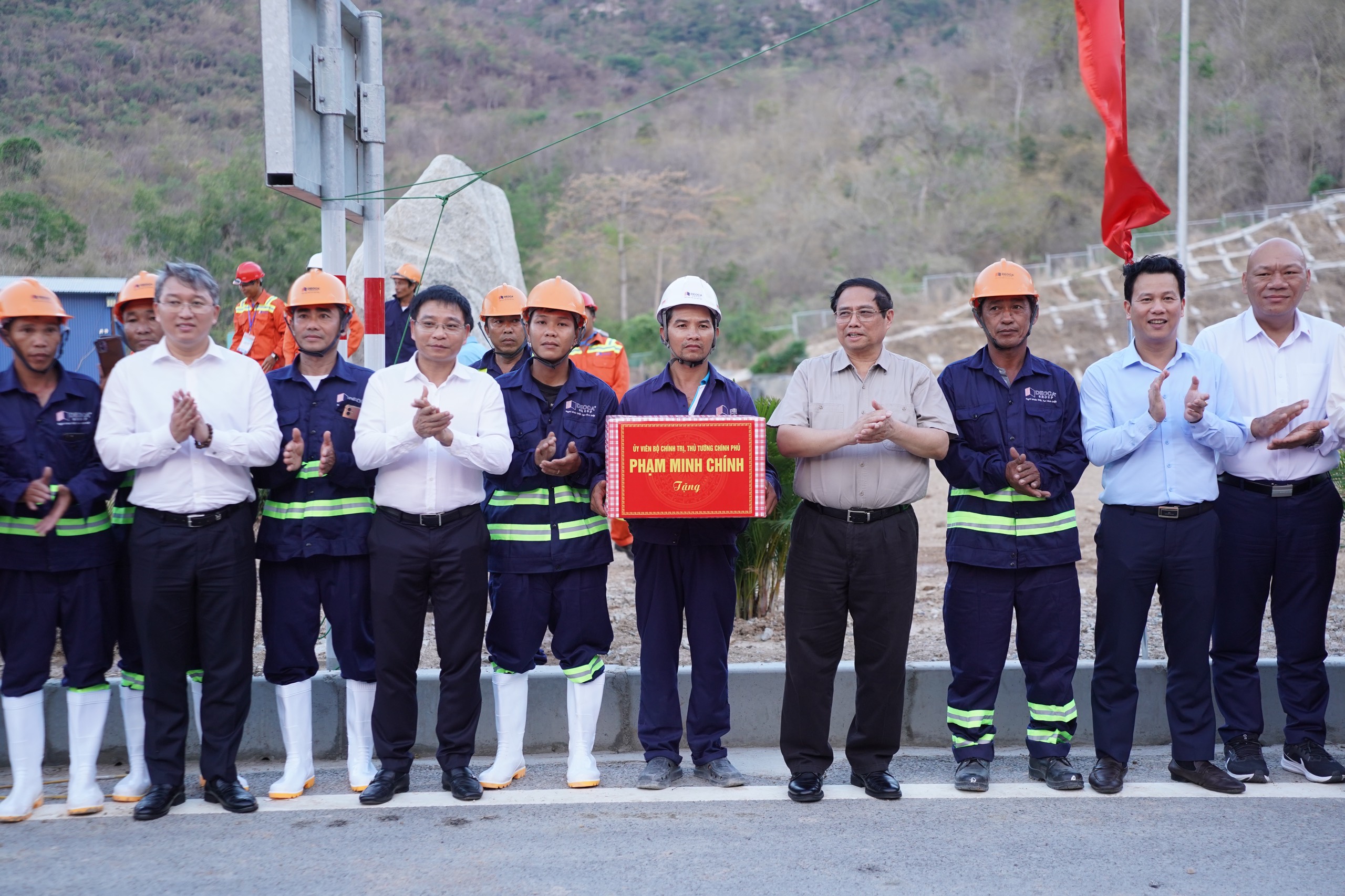 Thủ tướng Phạm Minh Chính cắt băng khánh thành cao tốc Cam Lâm - Vĩnh Hảo- Ảnh 4.