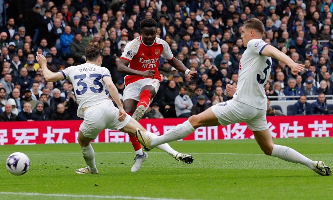 Saka trong pha làm bàn nâng tỷ số lên 2-0 cho Arsenal trong trận hạ chủ nhà Tottenham 3-2 ở vòng 35 Ngoại hạng Anh ngày 28/4. Ảnh: Guardian