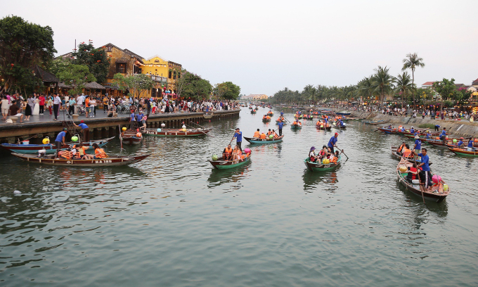 Du khách đi thuyền trên sông Hoài tham quan phố với số lượng thưa thớt so với kỳ nghỉ lễ năm trước. Ảnh: Đắc Thành