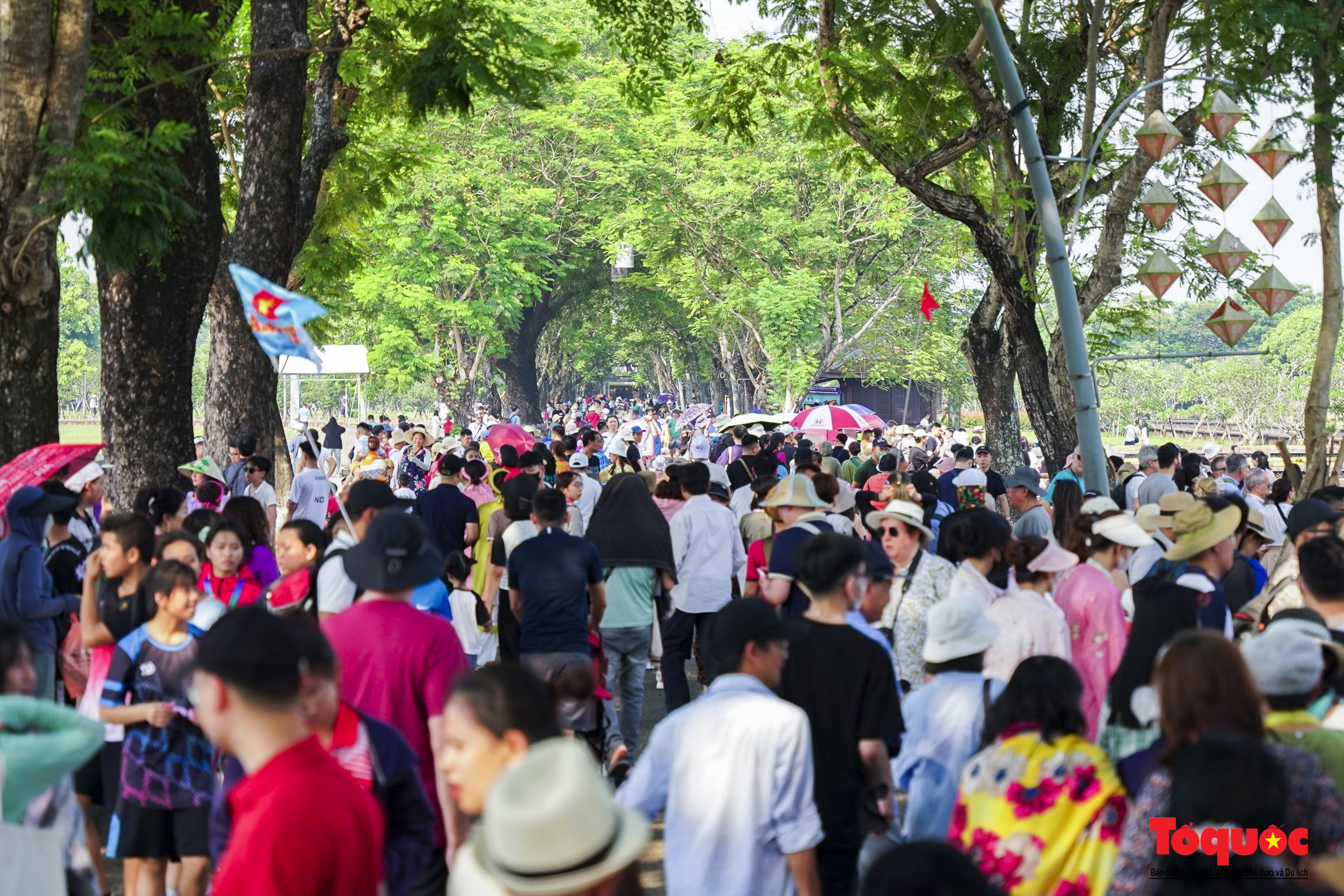 Du khách ùn ùn tham quan Huế trong những ngày nắng nóng gay gắt - Ảnh 6.