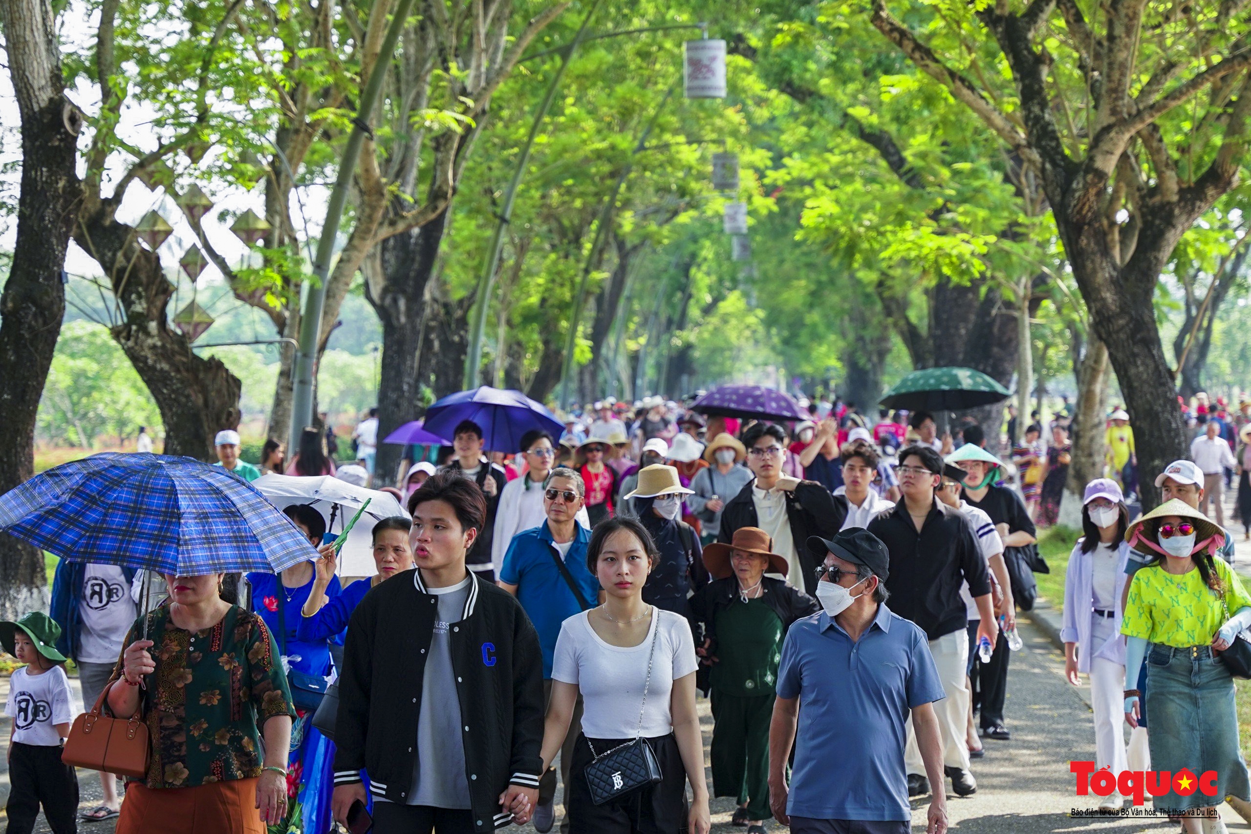 Du khách ùn ùn tham quan Huế trong những ngày nắng nóng gay gắt - Ảnh 7.