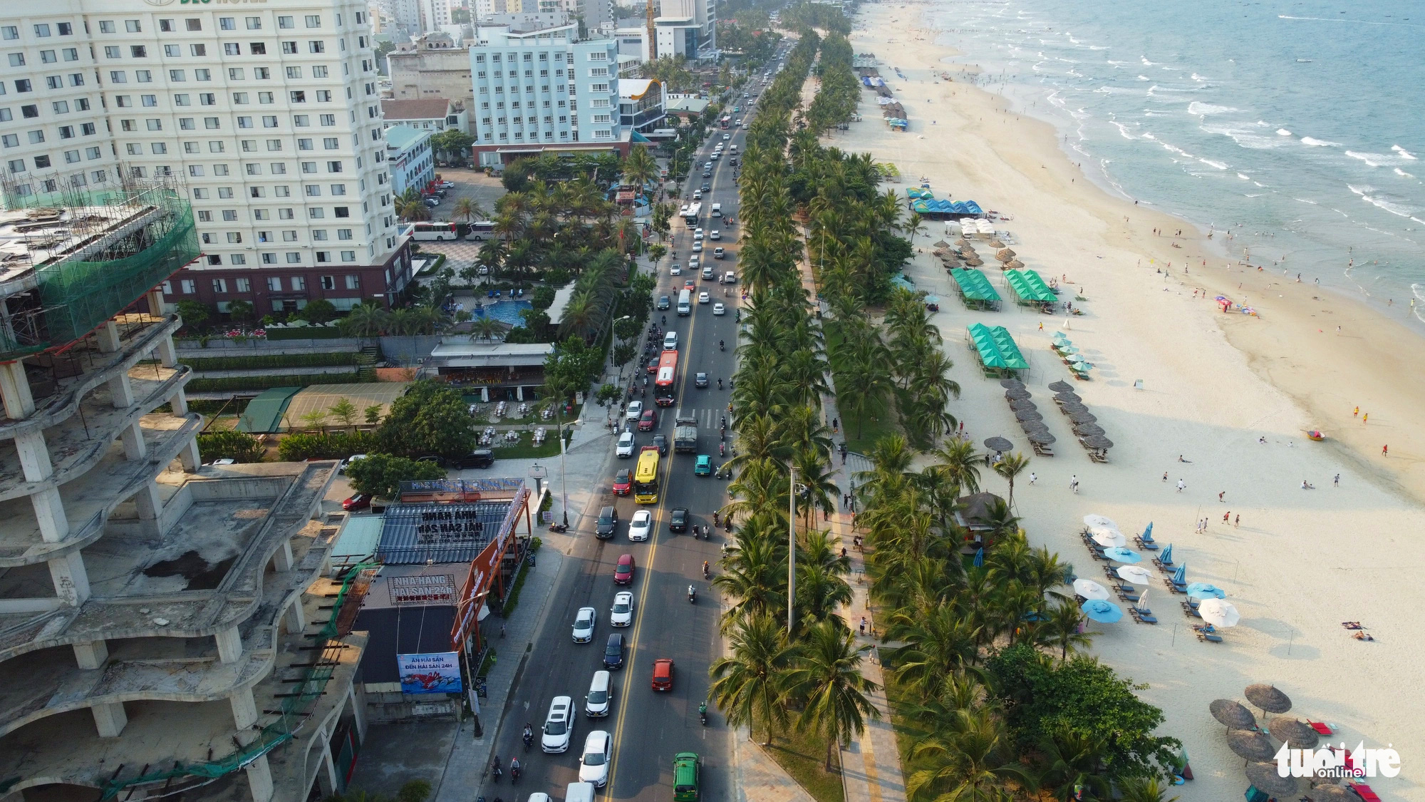 Dòng xe cộ trên tuyến đường ven biển - Ảnh: ĐOÀN CƯỜNG