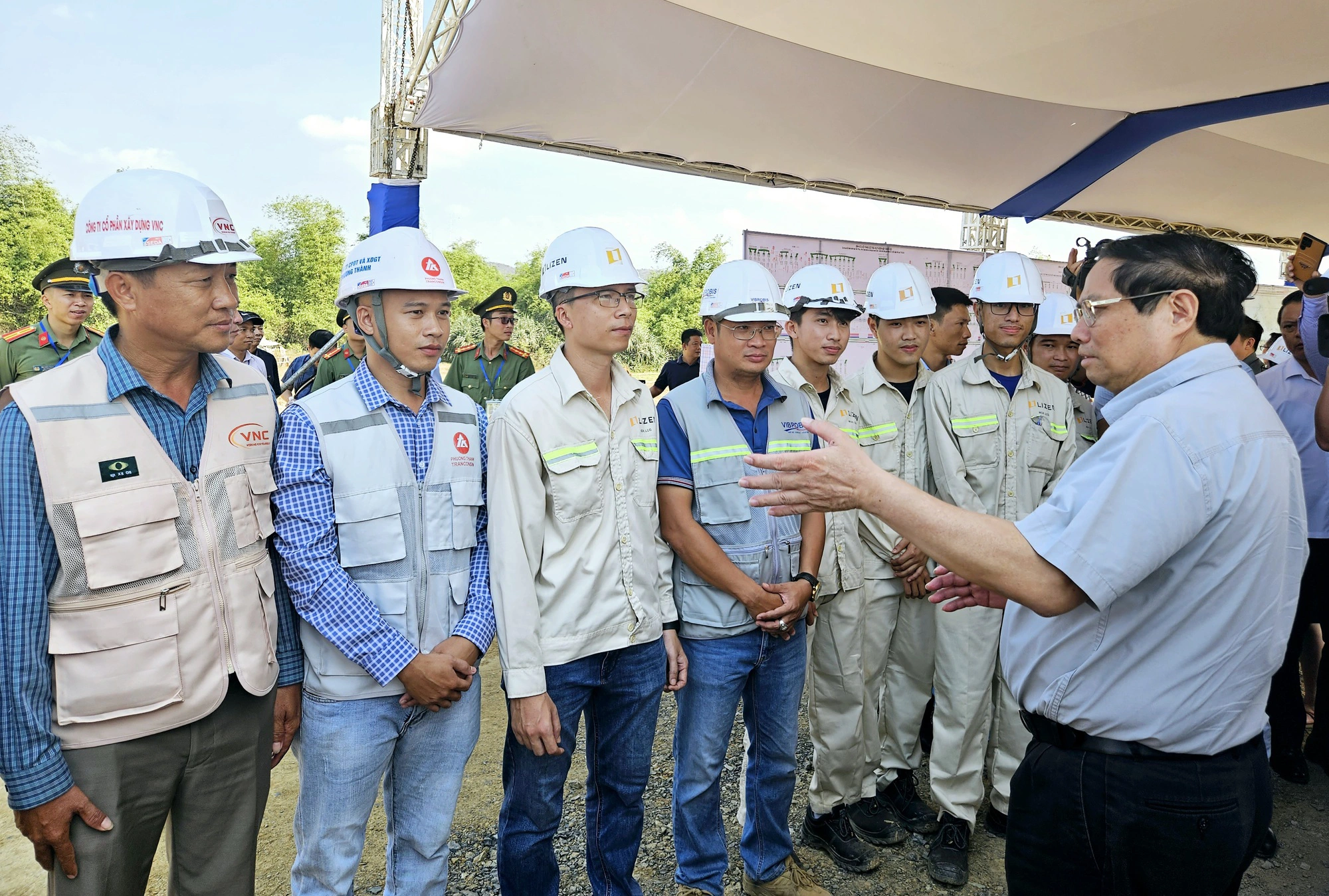 Thủ tướng: Phấn đấu đưa cao tốc Vân Phong - Nha Trang về đích dịp 30/4/2025- Ảnh 4.