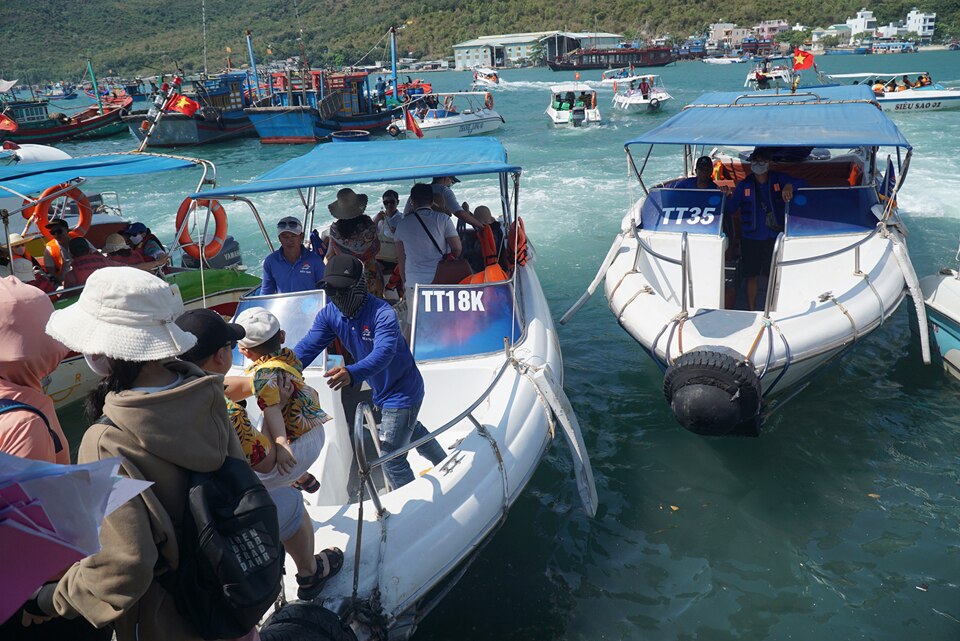 &Ocirc;ng Trần Văn Ph&uacute; - Trưởng Bến t&agrave;u Du lịch Nha Trang cho biết, ng&agrave;y 27/4, Bến t&agrave;u Nha Trang phục vụ 5.700 kh&aacute;ch đi c&aacute;c tour biển đảo. Trong ng&agrave;y 28/4, bến t&agrave;u đ&atilde; đ&oacute;n khoảng 8.000 lượt kh&aacute;ch tour biển đảo v&agrave; dự kiến ng&agrave;y 29/4 đ&oacute;n hơn 9.000 lượt kh&aacute;ch.&nbsp;&nbsp;