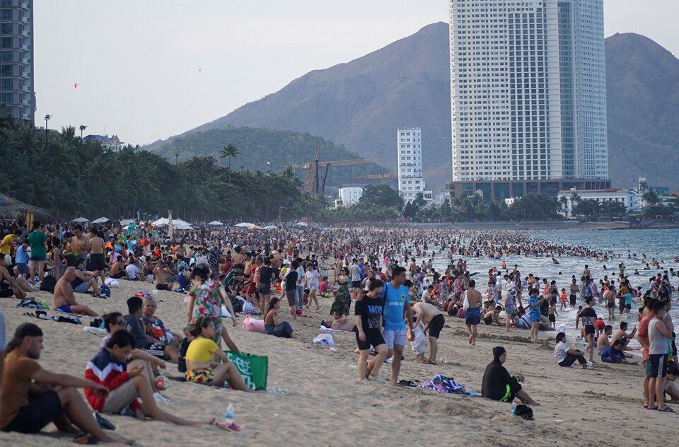 B&atilde;i biển Nha Trang đ&ocirc;ng nghịt v&agrave;o cuối giờ chiều 28/4.&nbsp;