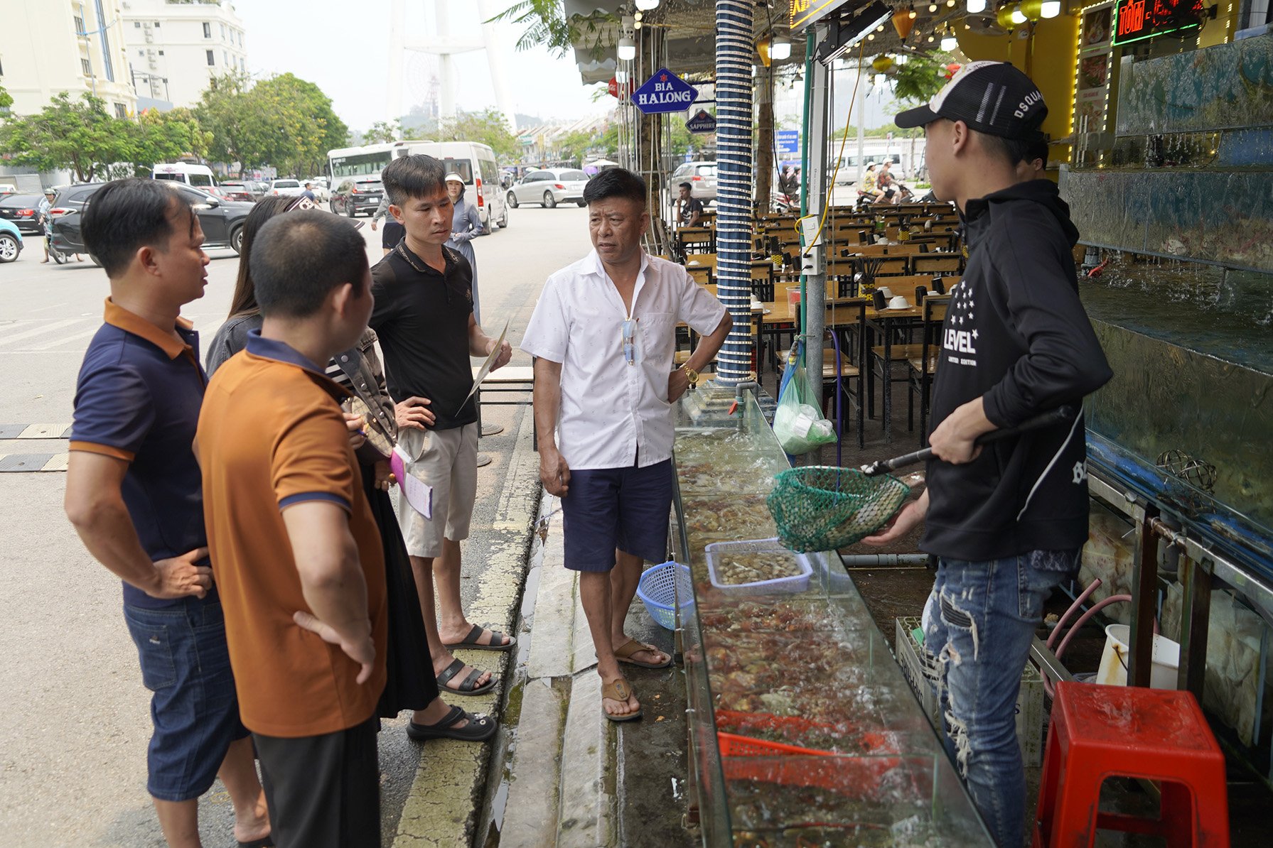 Hạ Long đông nghịt du khách, chủ nhà hàng thu tiền mỏi tay
- Ảnh 10.