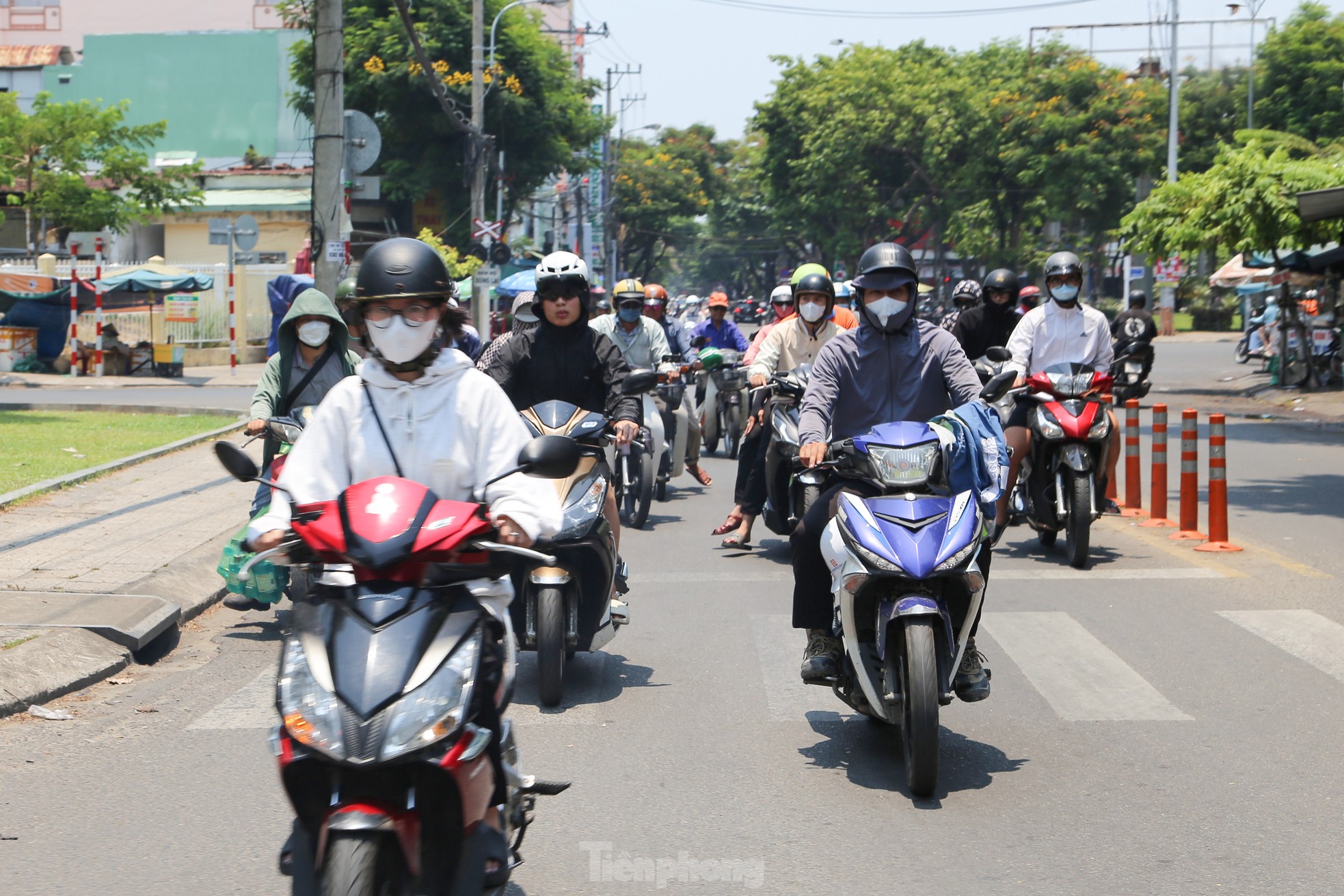 Người dân Đà Nẵng vật vã chống chọi với nắng nóng kỷ lục ảnh 2