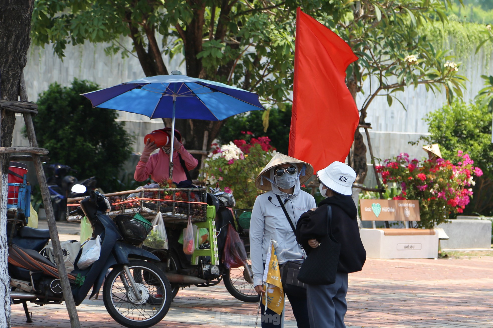 Người dân Đà Nẵng vật vã chống chọi với nắng nóng kỷ lục ảnh 21