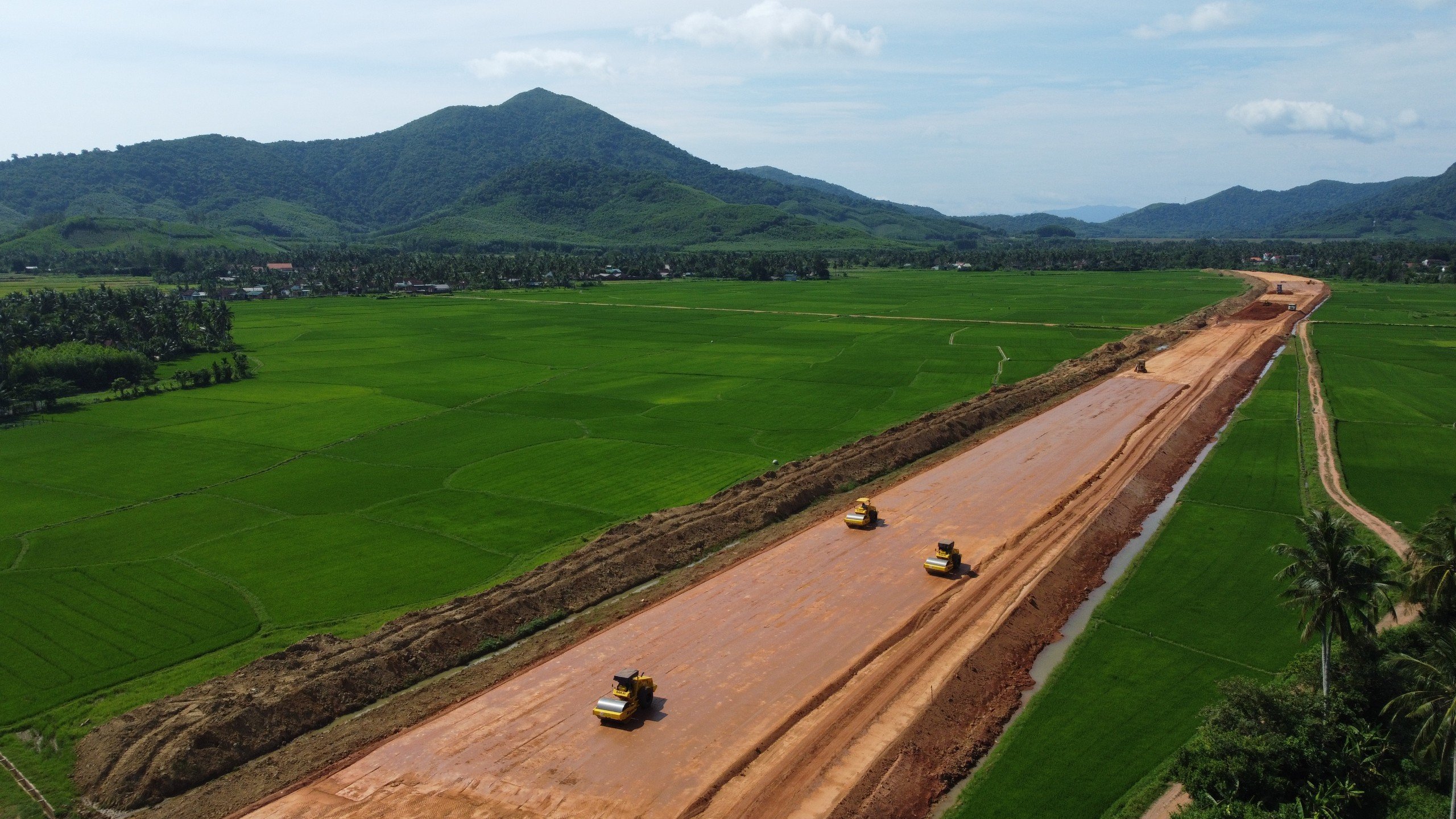 Thủ tướng hài lòng khi công trường dự án cao tốc vẫn rộn tiếng máy giữa kỳ nghỉ lễ 30/4- Ảnh 5.