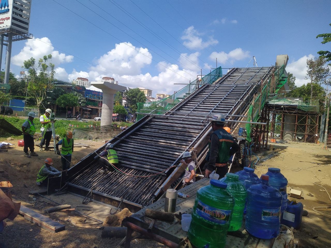 Xuyên lễ thi công cầu bộ hành kết nối tuyến metro số 1