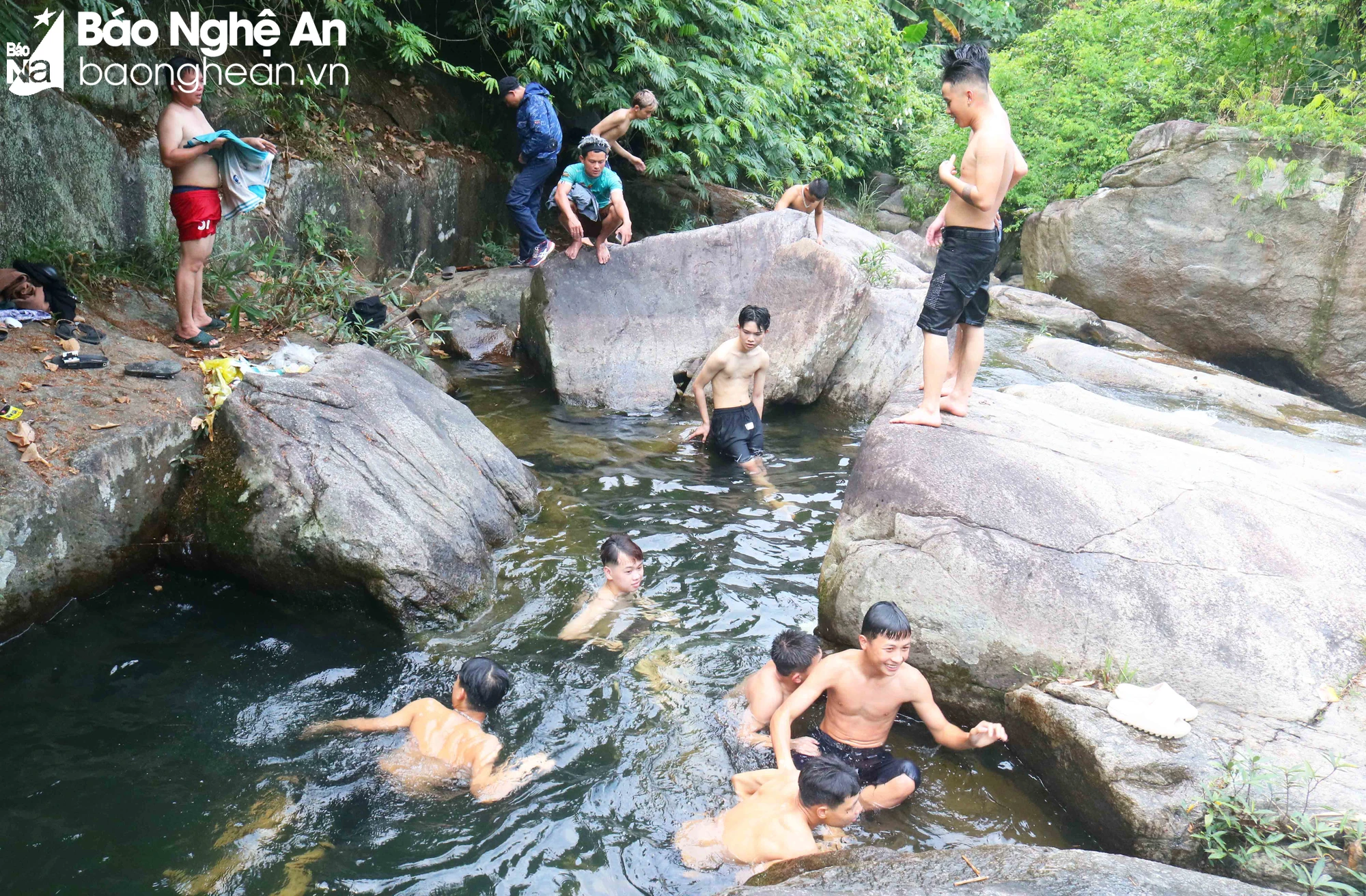 Ở một huyện cách TP Vinh của Nghệ An hơn 45km, dân tình kéo nhau ra suối mát, thác nước đông thế này- Ảnh 3.