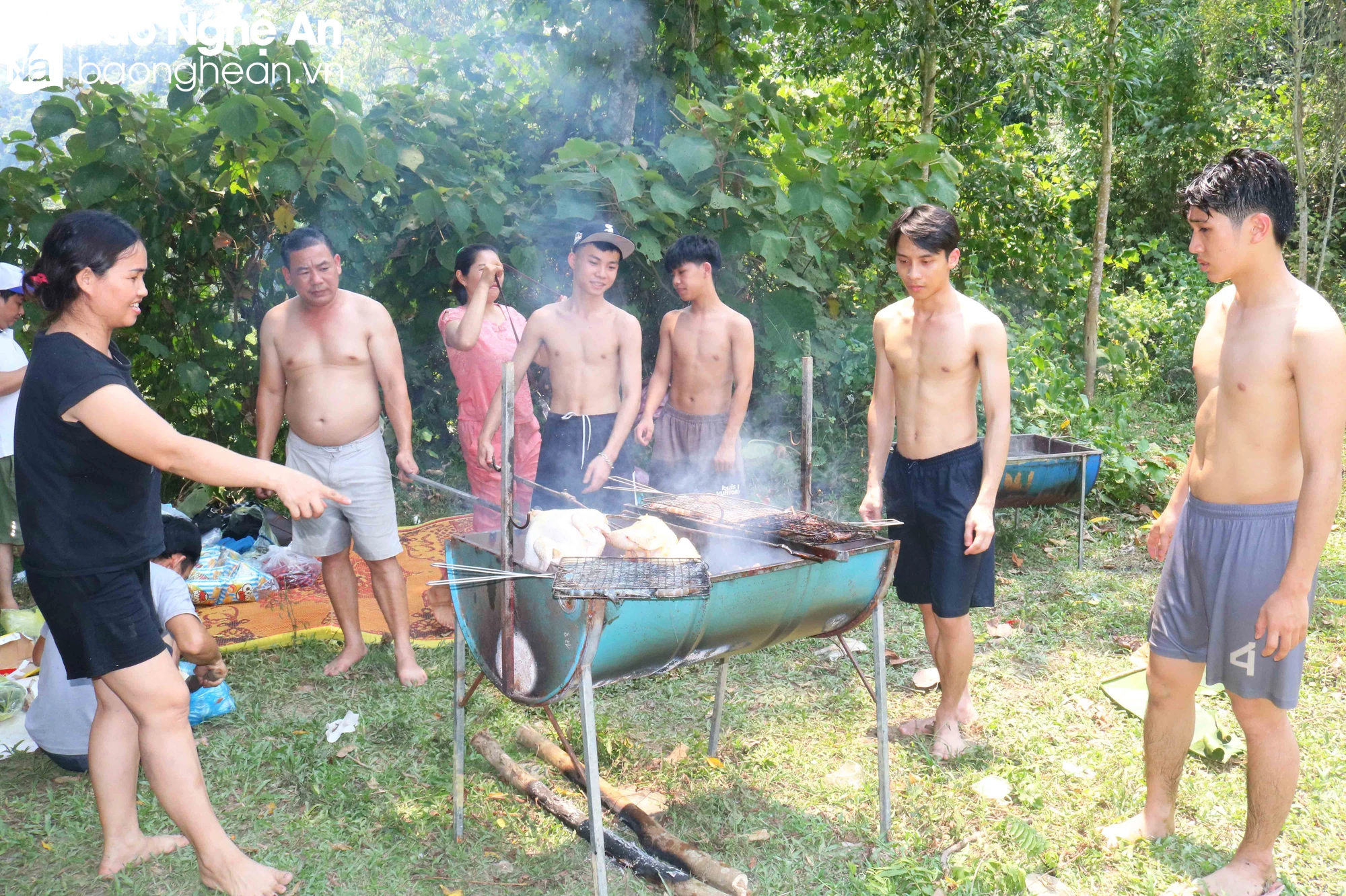 Ở một huyện cách TP Vinh của Nghệ An hơn 45km, dân tình kéo nhau ra suối mát, thác nước đông thế này- Ảnh 4.