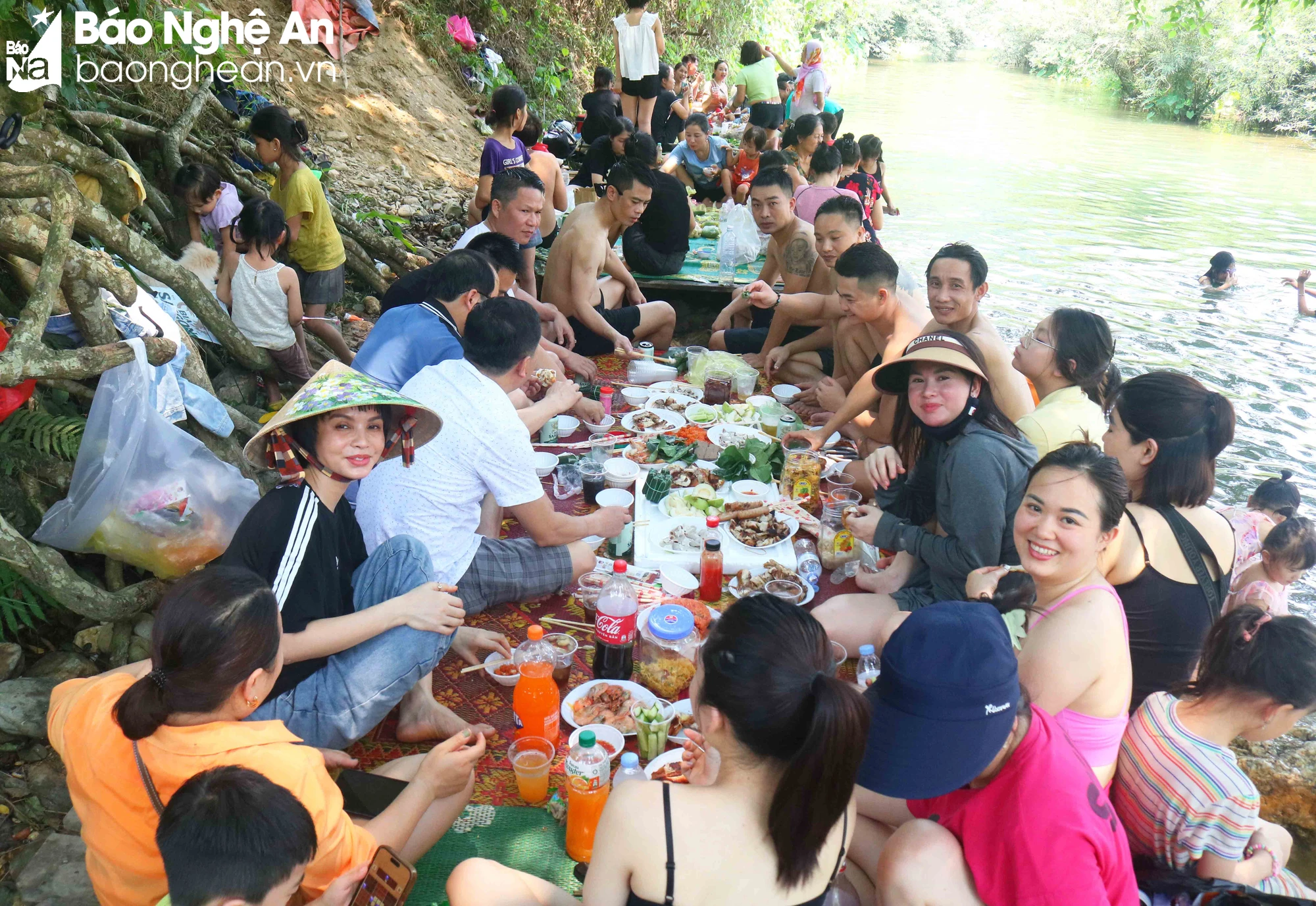 Ở một huyện cách TP Vinh của Nghệ An hơn 45km, dân tình kéo nhau ra suối mát, thác nước đông thế này- Ảnh 5.