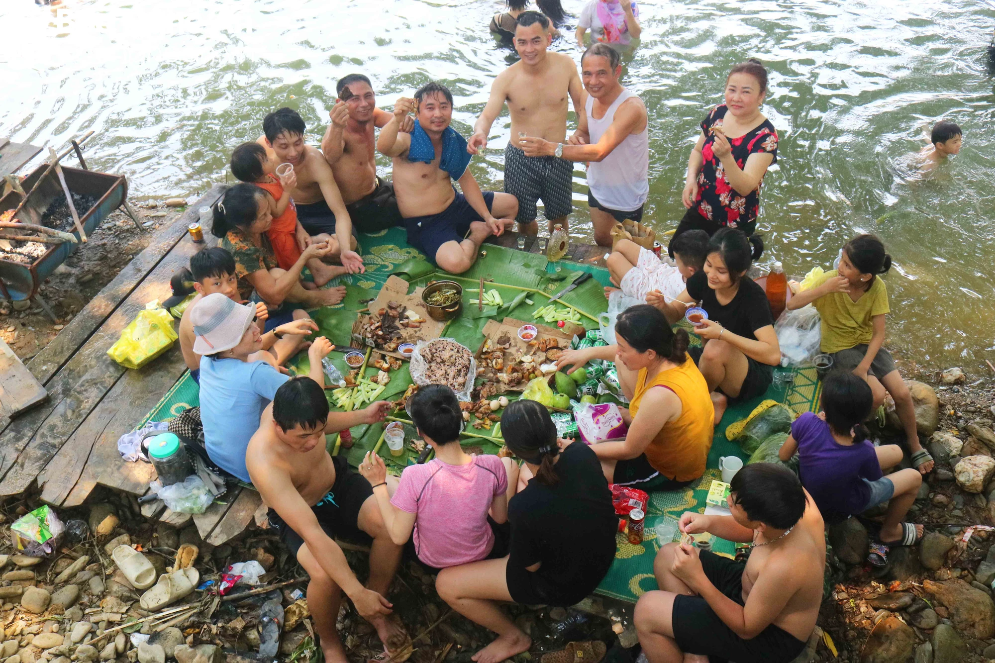 Ở một huyện cách TP Vinh của Nghệ An hơn 45km, dân tình kéo nhau ra suối mát, thác nước đông thế này- Ảnh 9.