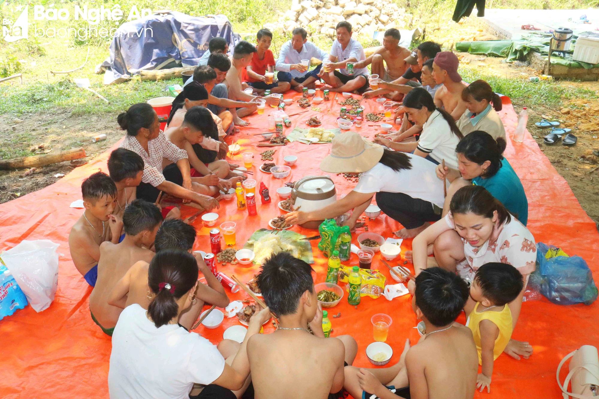 Ở một huyện cách TP Vinh của Nghệ An hơn 45km, dân tình kéo nhau ra suối mát, thác nước đông thế này- Ảnh 8.