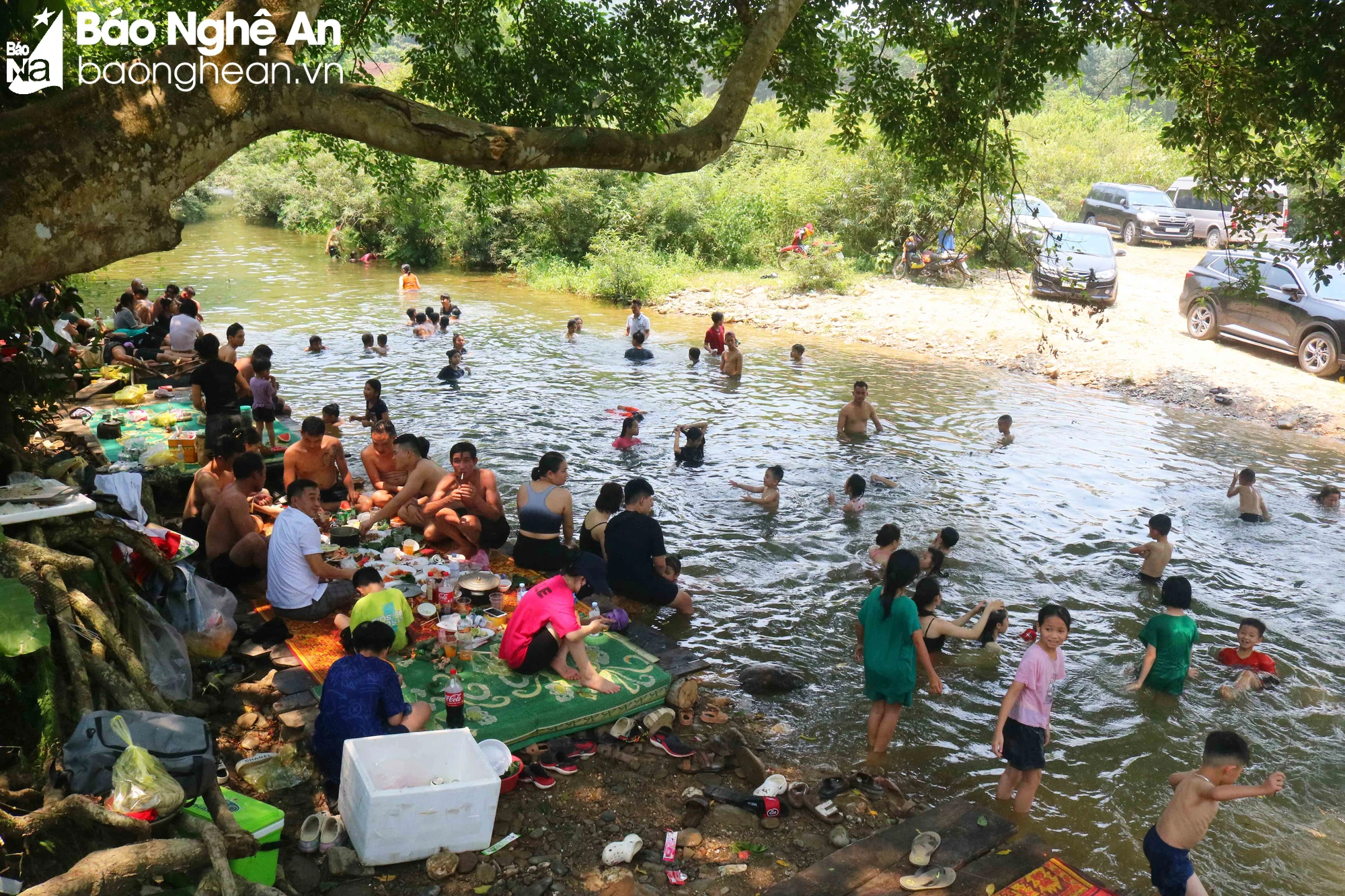 Ở một huyện cách TP Vinh của Nghệ An hơn 45km, dân tình kéo nhau ra suối mát, thác nước đông thế này- Ảnh 10.