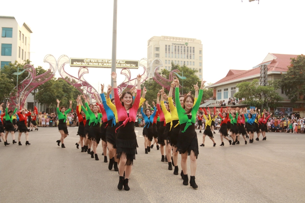 nang nong gay gat, bien quang binh dong khach dip nghi le hinh anh 6