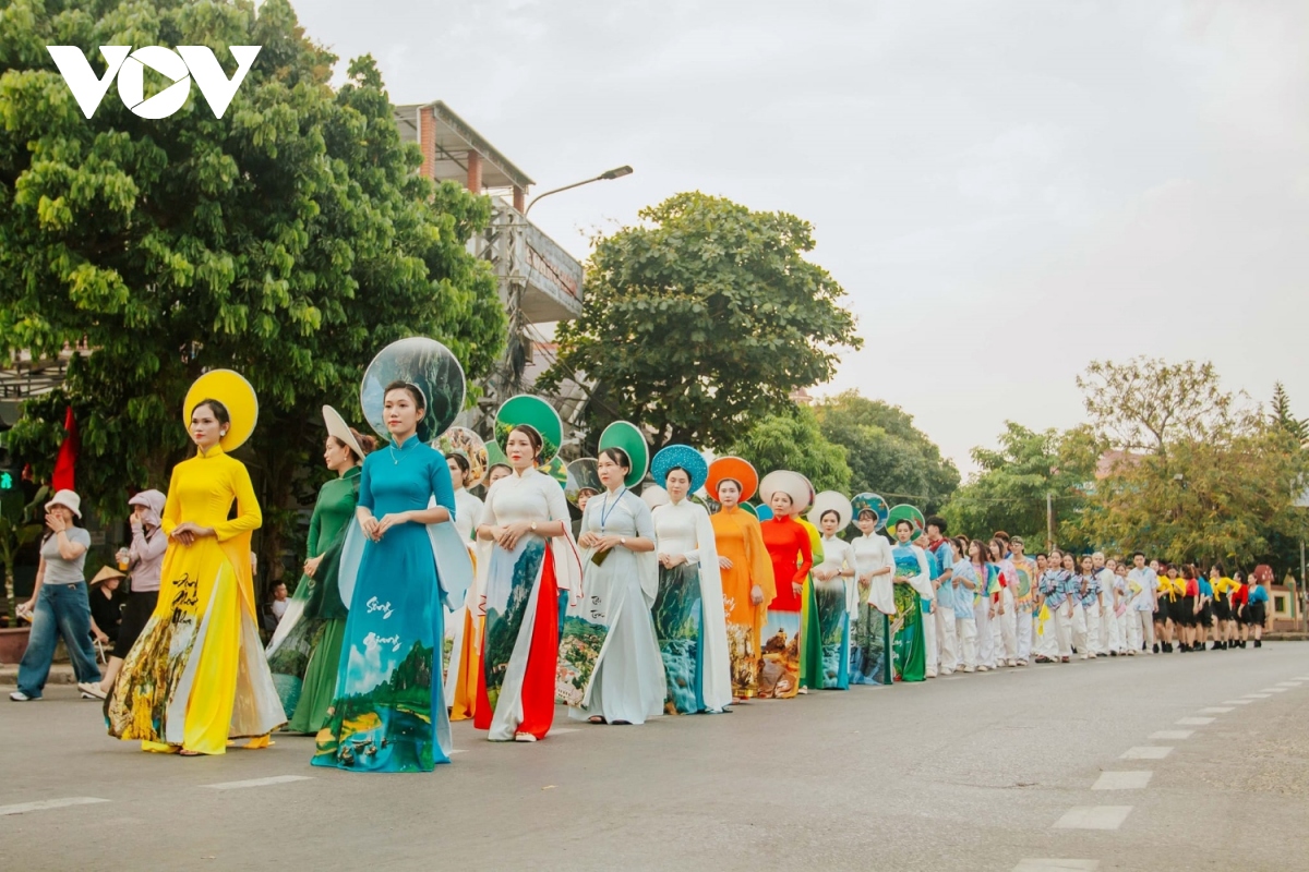 nang nong gay gat, bien quang binh dong khach dip nghi le hinh anh 10