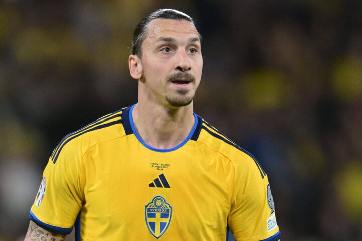 Ibrahimovic tham dự 4 kỳ EURO, trải qua 13 trận đấu cùng đội tuyển Thụy Điển để có 6 bàn thắng. Cầu thủ này vừa giải nghệ tháng 6/2023 và đội tuyển của anh cũng không có suất tham dự EURO 2024 - lần đầu tiên kể từ sau năm 1996. (Ảnh: The Athletics)