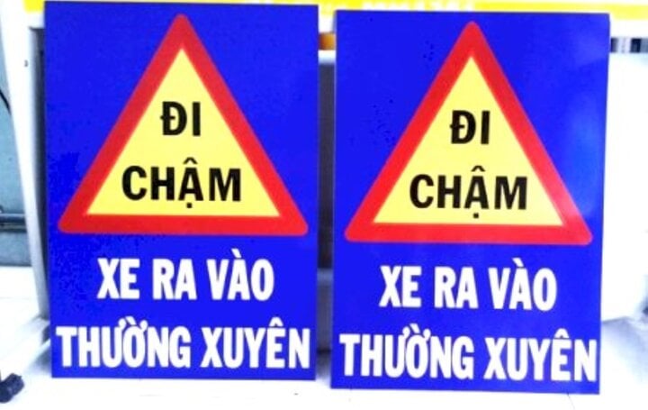 Một trong số những loại biển báo "Chú ý xe ra vào thường xuyên" được sử dụng phổ biến.