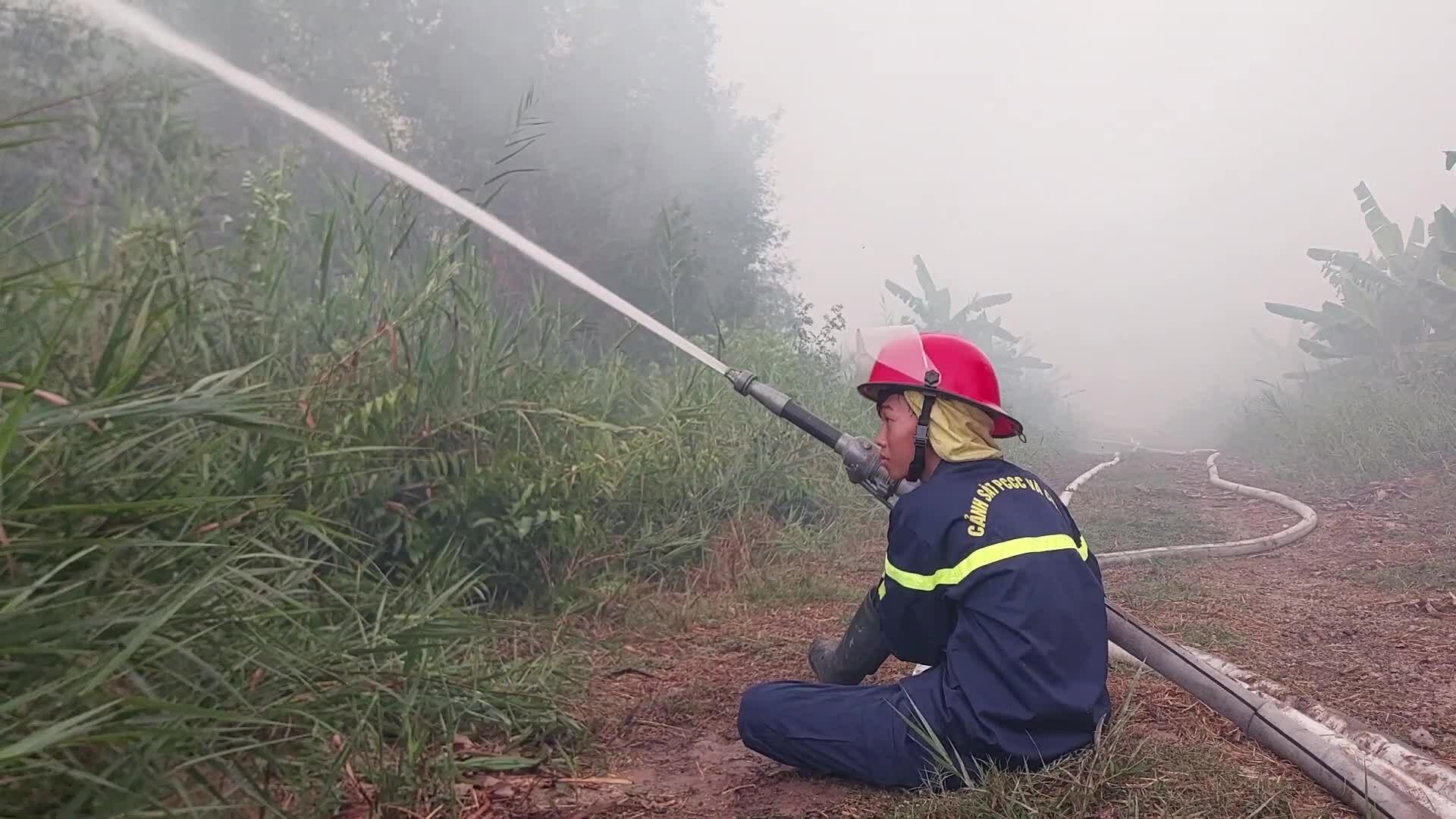 40ha rừng đang cháy dữ dội