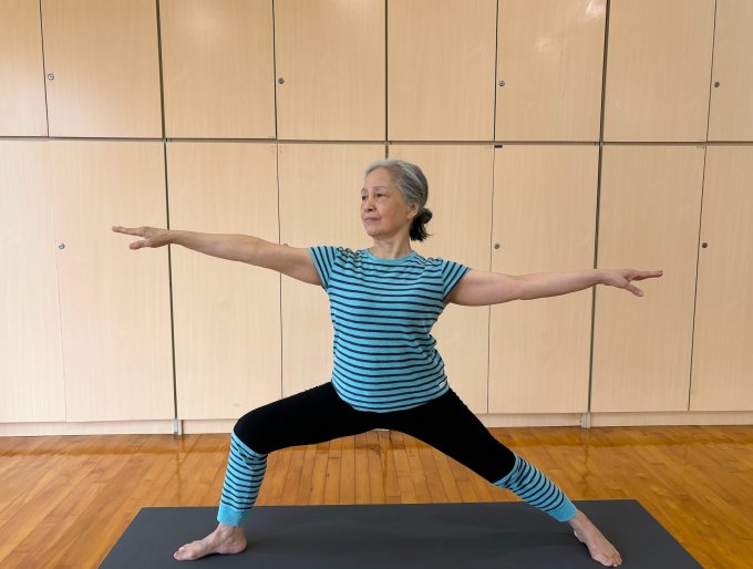 Tư thế yoga chiến binh giúp thư giãn cơ, tăng sự dẻo dai cho các khớp, dễ thực hiện. Ảnh: Bảo Bảo