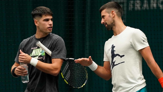 Alcaraz thắng ba, thua hai sau năm lần đối đầu với đàn anh Djokovic. Ảnh: ATP