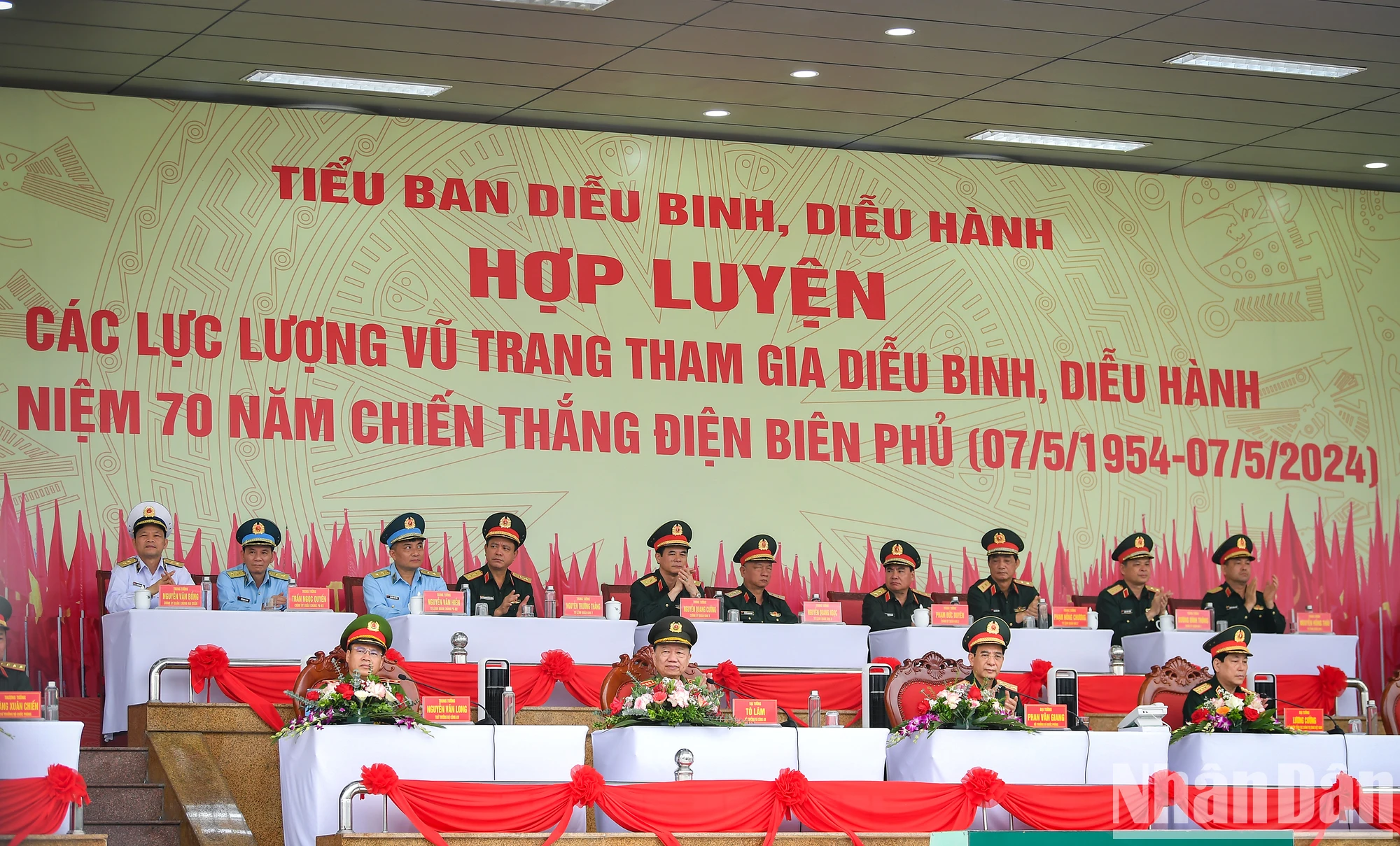 [Ảnh] Hợp luyện diễu binh, diễu hành kỷ niệm 70 năm Chiến thắng Điện Biên Phủ ảnh 1