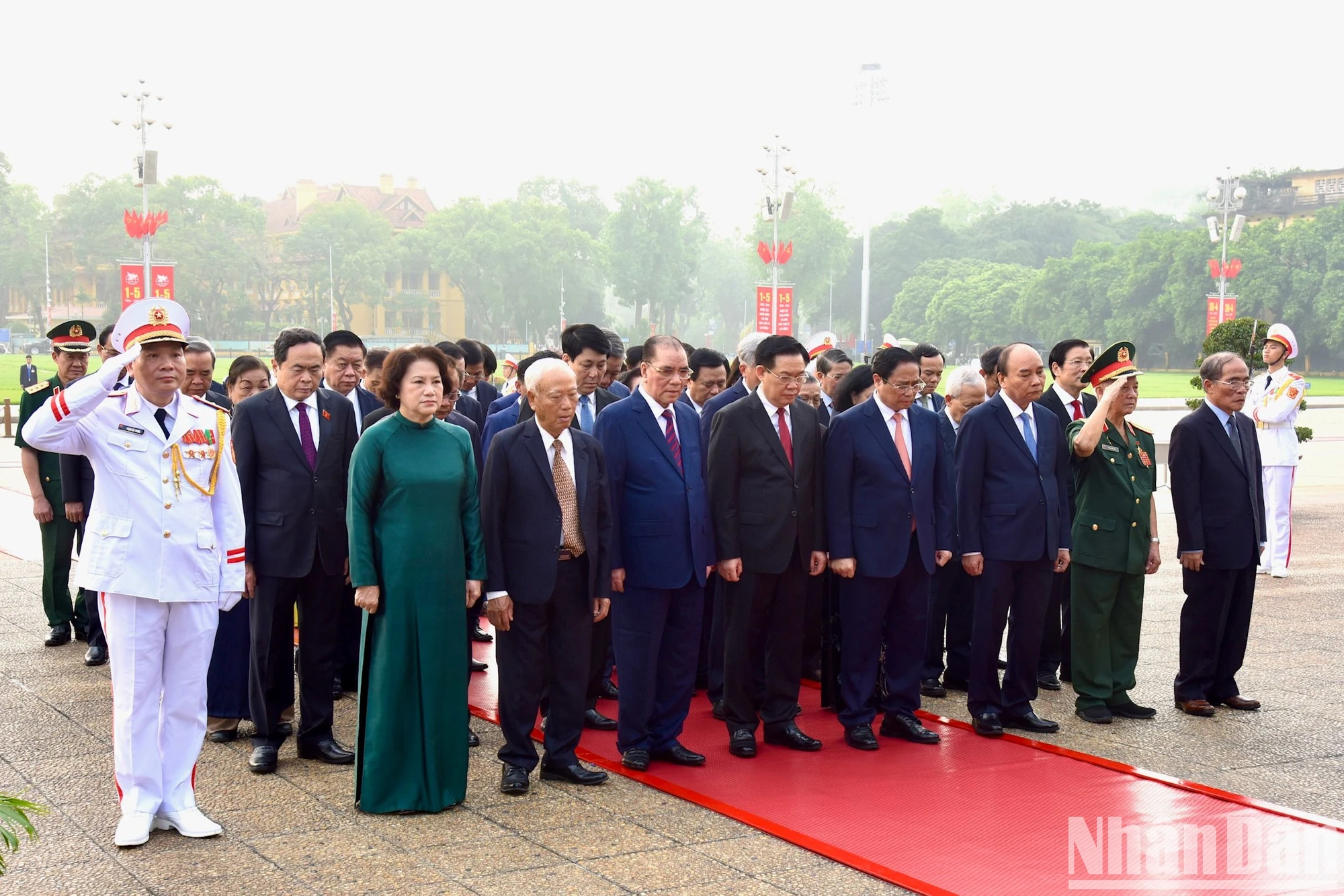 [Ảnh] Lãnh đạo Đảng, Nhà nước vào Lăng viếng Chủ tịch Hồ Chí Minh ảnh 1