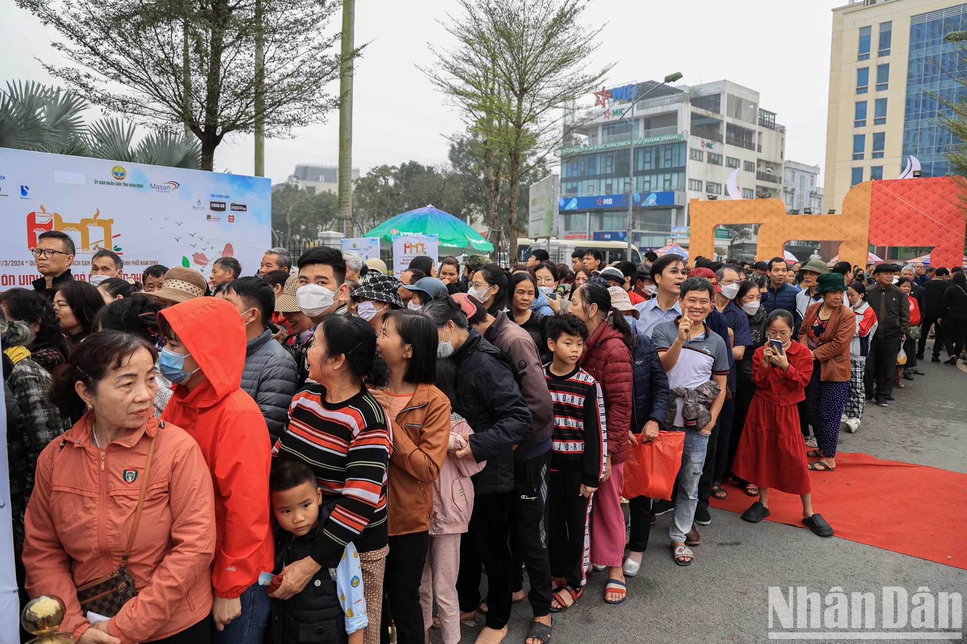 [Ảnh] Người dân xếp hàng mua phở tại Festival Phở 2024 ảnh 1