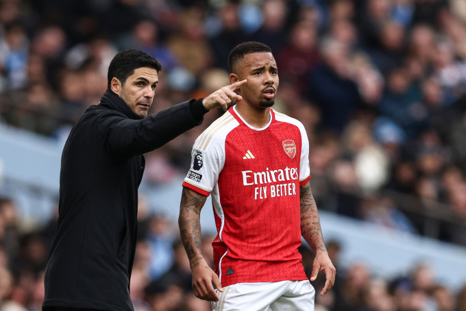 HLV Mikel Arteta chỉ đạo học trò Gabriel Jesus trong trận Arsenal cầm hòa chủ nhà Man City 0-0 ở vòng 30 Ngoại hạng Anh trên sân Etihad ngày 31/3. Ảnh: AFP