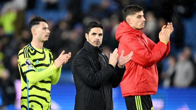 HLV Arteta cùng các học trò vỗ tay cảm ơn người hâm mộ Arsenal theo chân đội tới sân The Amex cổ vũ sau trận thắng chủ nhà Brighton 3-0 ở vòng 32 Ngoại hạng Anh ngày 6/4. Ảnh: arsenal.com