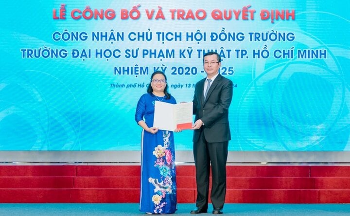 Thứ trưởng Nguyễn Văn Phúc trao quyết định công nhận Chủ tịch Hội đồng trường Trường Đại học Sư phạm Kỹ thuật TP.HCM cho TS Trương Thị Hiền. (Ảnh: HCMUTE)