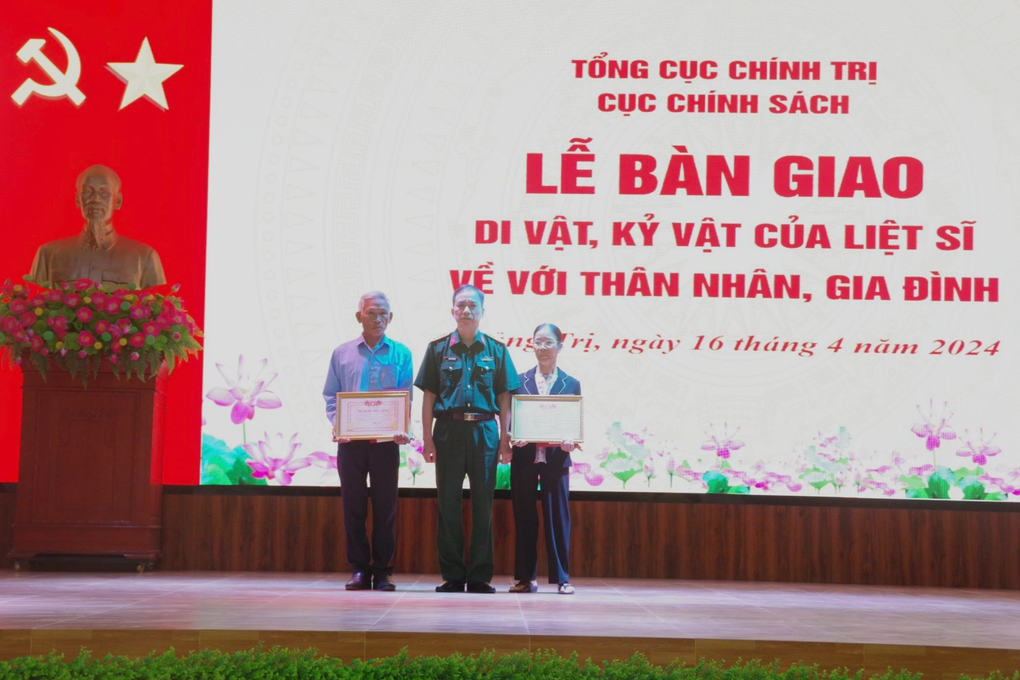 Bàn giao nhiều di vật, kỷ vật của 2 liệt sỹ đến thân nhân - 1